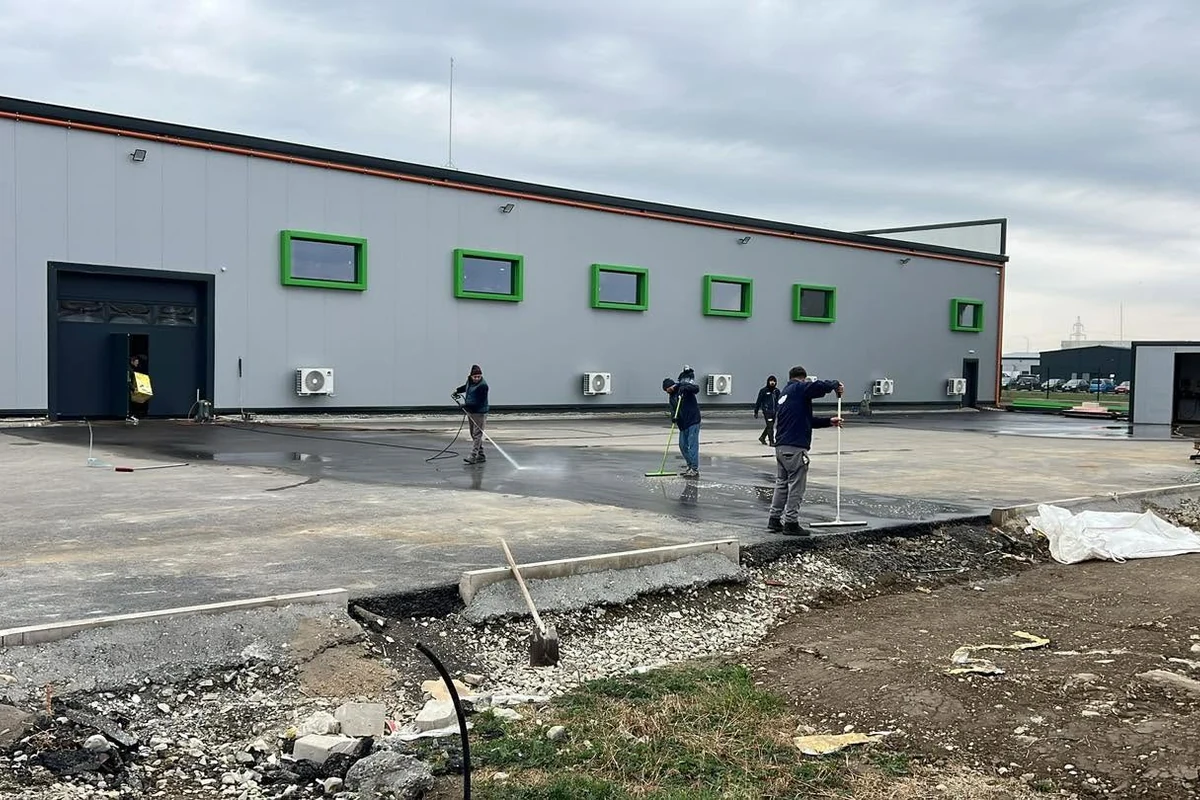 Curățare platformă industrială