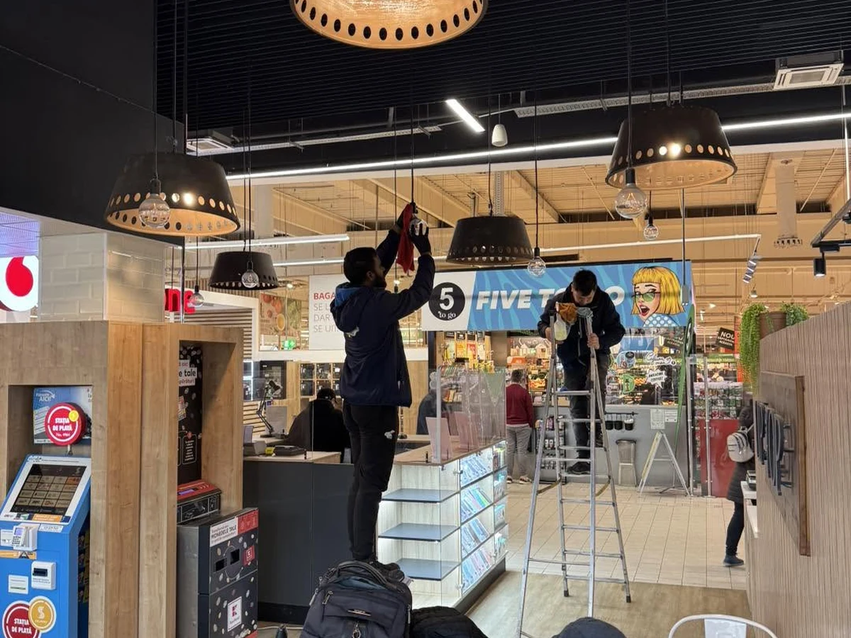 Echipă Best Clean în spațiu comercial
